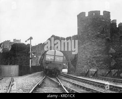 Conway Castle y ferrocarril, Conwy, Gales del Norte Foto de stock