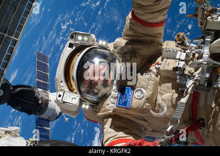 ISS-37 EVA (d) Oleg Kotov Foto de stock