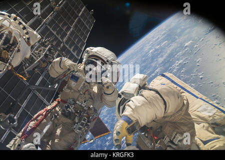 ISS-37 EVA (i) Oleg Kotov y Sergey Ryazansky Foto de stock