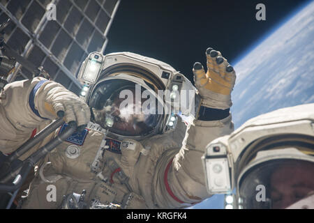 ISS-37 EVA (j) Oleg Kotov y Sergey Ryazansky Foto de stock