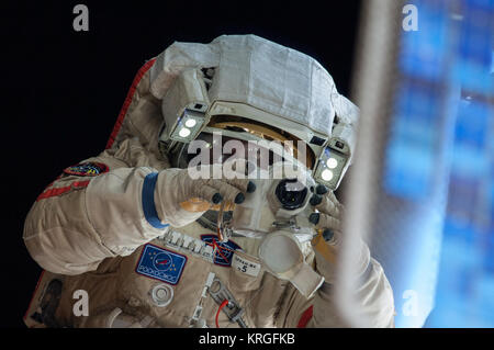 ISS-37 EVA (h) Oleg Kotov Foto de stock
