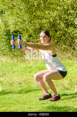 Mujer Fitness hacer ejercicios con pesas