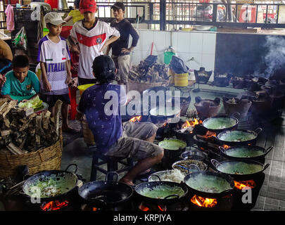 Delta del Mekong, Vietnam - Sep 2, 2017. El pueblo Khmer cocinar panqueques tradicional en un restaurante local en el Delta del Mekong, Vietnam. Foto de stock