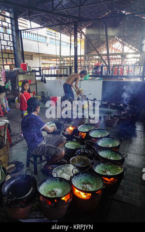Delta del Mekong, Vietnam - Sep 2, 2017. La gente cocinar panqueques tradicional en un restaurante local en el Delta del Mekong, Vietnam. Foto de stock