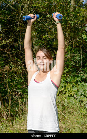 Mujer Fitness hacer ejercicios con pesas