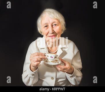 Mujer Senior disfrutando de una taza de té Foto de stock