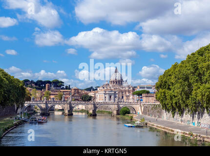 La Basílica de San Pedro y el Ponte Sant'Angelo sobre el río Tíber, Roma, Italia Foto de stock