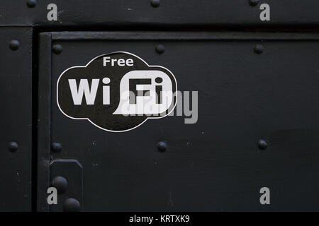 hay conexión wi-fi gratuita en la puerta de un restaurante de praga Foto de stock