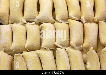 Ravioli rellenos de pasta italiana fresca en tiendas Foto de stock