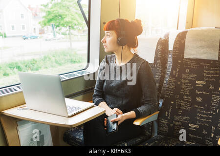 Mujer usando el portátil en el tren