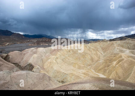 nubes de lluvia oscura sobre el punto zabriskie en el valle de la muerte, california Foto de stock