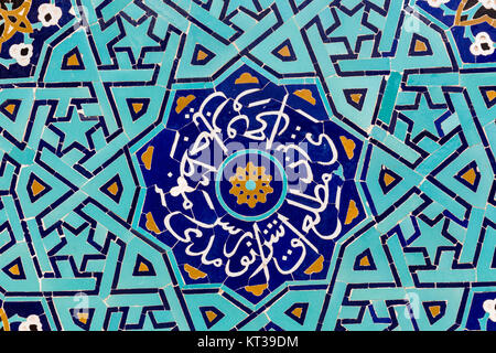 YAZD, Irán - Octubre 07, 2016: el fondo en mosaico, ornamentos orientales de Amir Chakhmaq Complex en Yazd, Irán meridional Foto de stock