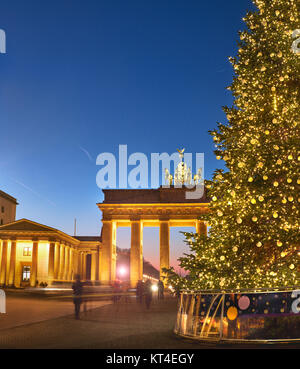 Puerta de Brandenburgo en Berlín con árbol de Navidad en la noche con iluminación de noche, imagen panorámica Foto de stock