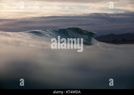 Las olas del océano contra el cielo nublado, Kailua, Condado de Honolulu, Hawai, Estados Unidos Foto de stock