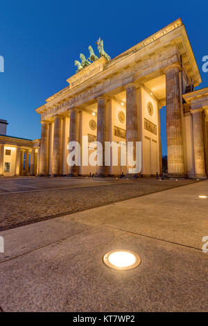 La famosa Puerta de Brandenburgo en Berlín por la noche
