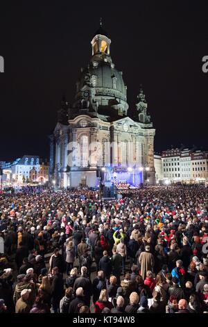 Dresden, Alemania. 23 dic, 2017. Miles de personas ver las tradicionales vísperas de Navidad fuera de la iglesia Frauenkirche en el Neumarkt en Dresden, Alemania, el 23 de diciembre de 2017. Crédito: Sebastian Kahnert/dpa/Alamy Live News