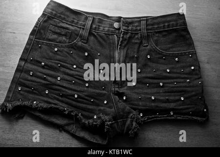 Pantalones cortos de jean azul Imágenes de stock en blanco y negro - Alamy