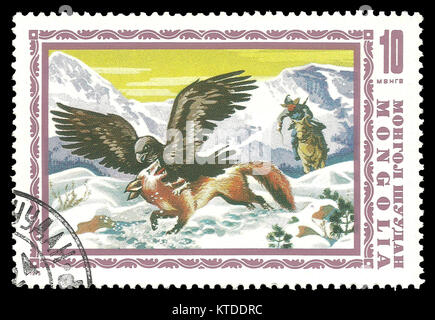 Sello impreso por Mongolia, Color Edition dedicado a la caza, muestra el Águila Real y el Zorro Rojo , CIRCA 1975 Foto de stock
