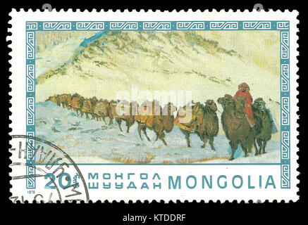 Sello impreso por Mongolia, Color Edition dedicado a pinturas de Mongolia, muestra una caravana de camellos bactrianos , CIRCA 1975 Foto de stock