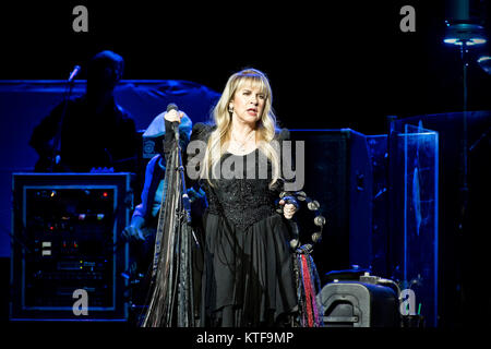 La banda de rock anglo-estadounidense que propone Fleetwood Mac realiza un concierto en vivo en Oslo Spektrum. Aquí la cantante Stevie Nicks es visto en vivo en el escenario. Noruega, el 20/10 de 2013. Foto de stock