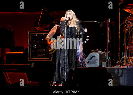 La banda de rock anglo-estadounidense que propone Fleetwood Mac realiza un concierto en vivo en Oslo Spektrum. Aquí la cantante Stevie Nicks es visto en vivo en el escenario. Noruega, el 20/10 de 2013. Foto de stock