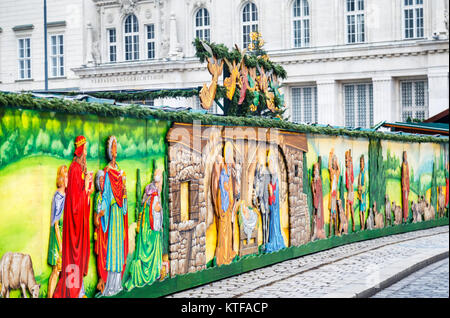 Escena de la natividad en la carretera colorido mural en la tradicional temporada festiva Altwiener Christkindlmarkt, antiguo mercado de Navidad de Viena, Freyung, Viena Foto de stock