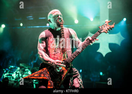La banda de thrash metal estadounidense Slayer realiza un concierto en vivo en escena en el centro de Oslo. Aquí el músico y guitarrista Kerry King es visto en vivo en el escenario. Noruega, el 04/12 de 2015. Foto de stock