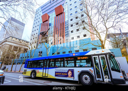 Portland, Oregon, Estados Unidos - Dec 19, 2017: Ejecución de TriMet autobús enfrente del edificio en el centro de Portland Portland Foto de stock