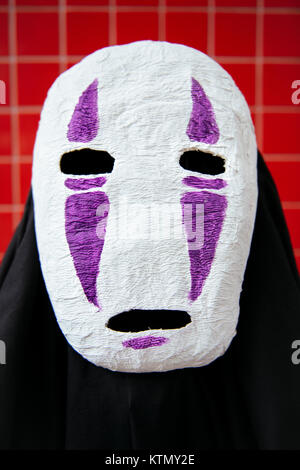 Close-up de la enorme máscara contra el fondo rojo en el Comic Con, Londres, Reino Unido. Foto de stock