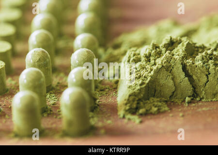 La medicina herbaria Kariyat verdes hierbas en polvo envasado en cápsulas con proceso tradicional herramienta Mano Foto de stock