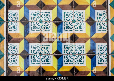 Colores brillantes, Portugués alicatado de azulejos de cerámica, decoran las paredes externas de un edificio en Lisboa, Portugal. Foto de stock