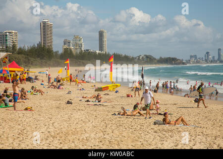 La gente, tomar el sol y relajarse en la playa de Burleigh Heads en la Gold Coast de Queensland, Australia Foto de stock