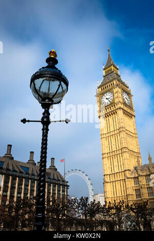 St Stephen's Tower o el Big Ben y el Palacio de Westminster en Londres, Inglaterra, Reino Unido. Casa Portculis puede verse en el fondo. Foto de stock
