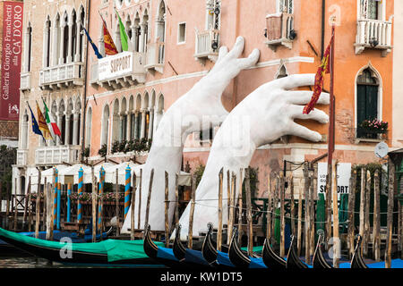 Manos gigantes del Gran Canal de Venecia, una escultura llamada el apoyo del artista Lorenzo Quinn, simbolizando la amenaza del cambio climático Foto de stock