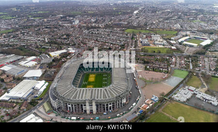 El estadio de rugby Twickenham el 20 de diciembre de 2017 Volando por Vista aérea icónico Twickenham Stadium de Londres y la Casa del Rugby Inglés en Inglaterra Foto de stock