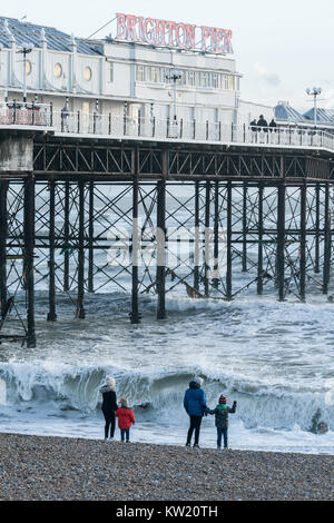Brighton, Reino Unido. 29 de diciembre de 2017. Una vista de Stormy weather en Brighton Beach. Foto Fecha: Viernes, 29 de diciembre de 2017. Foto: Roger Garfield/Alamy Live News Foto de stock
