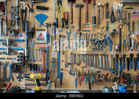 Las herramientas de una tienda de bicicletas todo organizado. Foto de stock