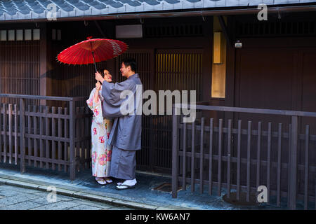 Japón, la isla de Honshu, la región de Kansai, Kyoto, la antigua zona de geisha, Gion, pareja joven en kimono Foto de stock