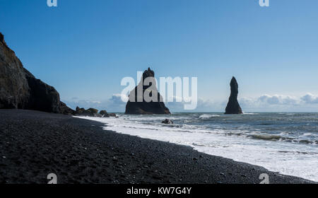 Famosas formaciones de roca en negro Reynisdrangar Reynisfjara Beach. Costa del océano Atlántico, cerca de Vik, al sur de Islandia Foto de stock