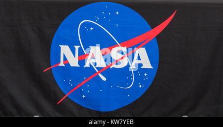 En Oshkosh, WI - 24 de julio de 2017: Un logotipo de la NASA sobre un mantel en un stand de exposición. Foto de stock