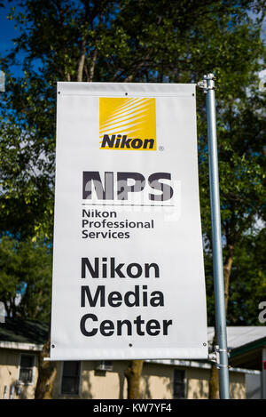 En Oshkosh, WI - 24 de julio de 2017: Un signo que NPS Nikon Nikon es sinónimo de oferta de servicios profesionales con el engranaje y las reparaciones profesionales de Nikon. Foto de stock