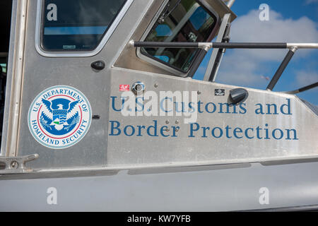 En Oshkosh, WI - 24 de julio de 2017: un control de fronteras y aduanas de EE.UU. Señal de seguridad patria en un barco Foto de stock