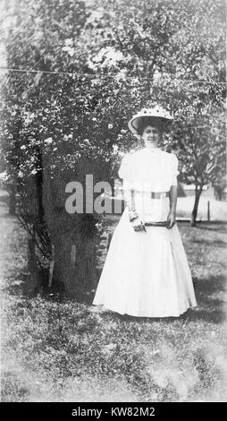 Retrato de joven Bess Wallace, quien se convirtió en la primera dama al presidente Harry S. Truman, en un vestido extravagante por un rosal, 1907. Imagen cortesía de los Archivos Nacionales. Foto de stock