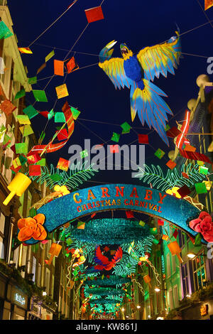Las luces de Navidad en Carnaby Street, Londres, con un tema de Carnaval Navidad tropical Foto de stock