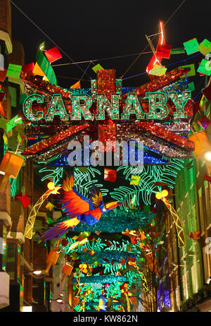 Las luces de Navidad en Carnaby Street, Londres, con un tema de Carnaval Navidad tropical Foto de stock