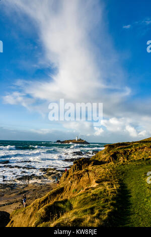 National Trust, Godrevy faro y playa, Cornualles, en el Reino Unido. El clima del Reino Unido: La tormenta Dylan landafall hace en el norte de la costa de Cornish. 31/12/2017 Crédito: James Pearce/Alamy Live News Foto de stock