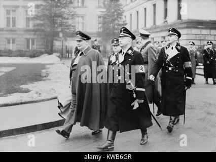 Hermann Goering, Heinrich Himmler, Reinhard Heydrich, en el ministerio de la Fuerza Aérea de Reich. Berlín, Alemania. El 12 de enero de 1938, en el 45º cumpleaños de Goering. (BSLOC 2014 8 153)