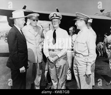 Secretario de Guerra Robert Patterson (en el sombrero de cowboy) y adm. Chester W. Nimitz (centro) en 1943. Guerra Mundial 2. (BSLOC 2014 8 126) Foto de stock