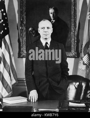 P. Robert Patterson, Secretario de Guerra, en el gabinete de Harry Truman después de la II Guerra Mundial. Él substituyó a Henry Stimson, quien renunció en septiembre de 1945. Detrás de Patterson es un retrato de Stimson. (BSLOC 2014 8 193) Foto de stock