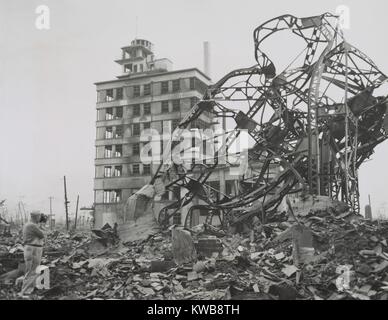 El fotógrafo (inferior izquierda) documentar ruinas en Hiroshima en 1947. Es posiblemente Stanley Troutman, regresando a las ruinas fotografió como fotógrafo en un combate el 7 de septiembre del 1945. Guerra Mundial 2. (BSLOC 2014 10 126) Foto de stock